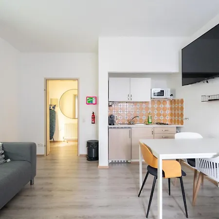Coy - Near Uni & Station With 24 7 Check-in Apartment