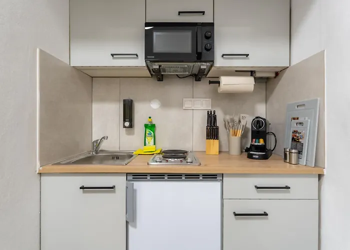 Coy - Near Uni & Station With 24 7 Check-in Apartment