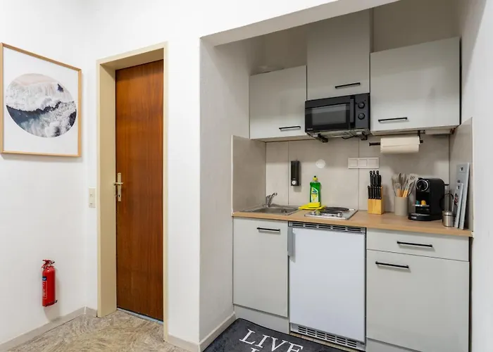 Apartment Coy - Near Uni & Station With 24 7 Check-in