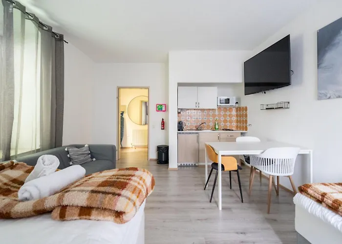 Coy - Near Uni & Station With 24 7 Check-in Apartment